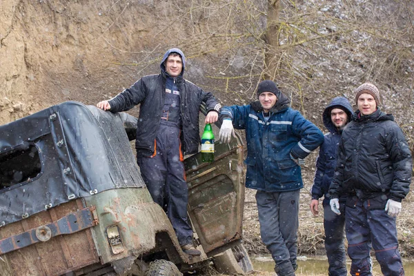 Männer Nähern Sich Geländewagen Freien — Stockfoto