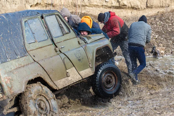 Men Pulling Suv Car Mud Outdoors — Stock Fotó