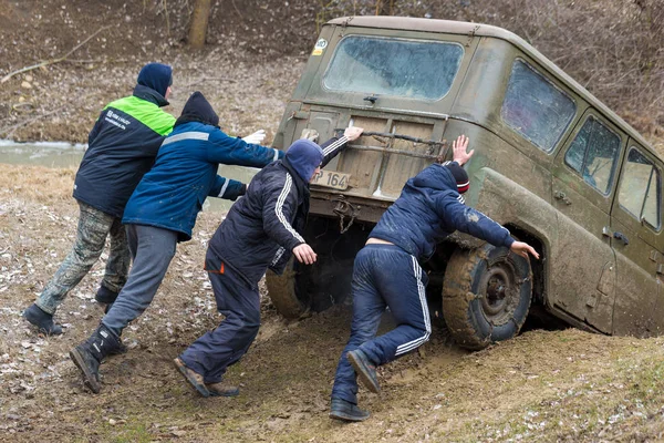 Männer Ziehen Geländewagen Matsch Ins Freie — Stockfoto