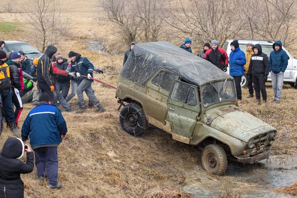 Άνδρες Τράβηγμα Suv Αυτοκίνητο Στη Λάσπη Εξωτερικούς Χώρους — Φωτογραφία Αρχείου