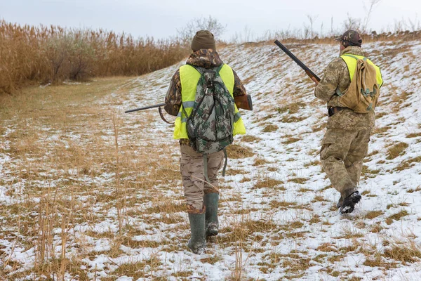 Male Hunters Shotguns Hunting Outdoors — Stok fotoğraf