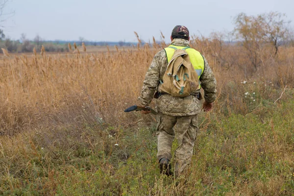 Чоловічий Мисливець Дробовиком Полювання Відкритому Повітрі — стокове фото