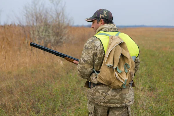 Male Hunter Shotgun Hunting Outdoors — Stok fotoğraf