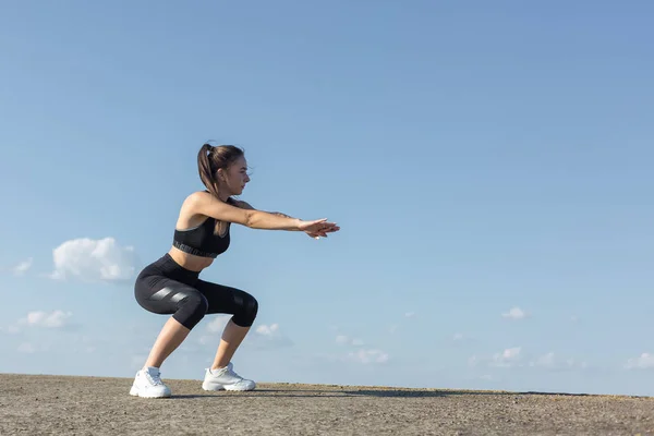Slanke Atletische Meisje Voert Stretching Oefeningen Het Dak Van Een — Stockfoto