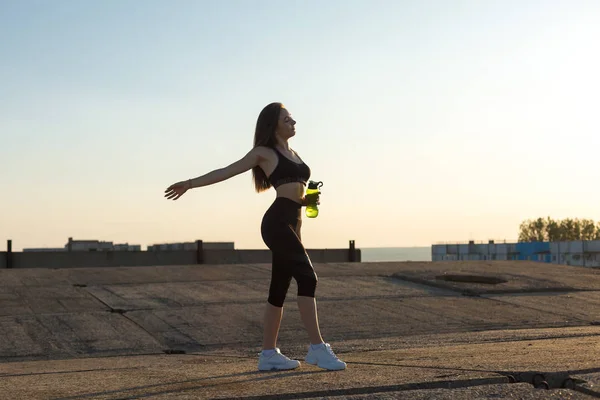 Slim Athletic Girl Performs Stretching Exercises Roof Unfinished Building Urban — Stock Photo, Image