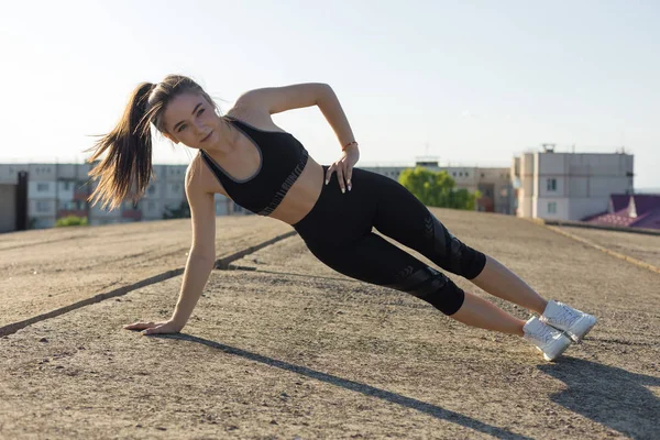 Slim Athletic Girl Utför Stretchingövningar Taket Ofullbordad Byggnad Urban Bakgrund — Stockfoto