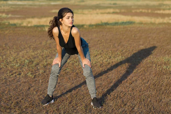 Une Jeune Fille Athlétique Mince Tenue Sport Avec Des Empreintes — Photo