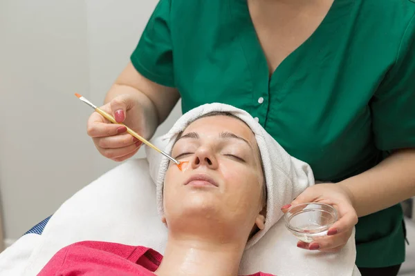 Woman Receiving Facial Mask Spa Salon — Stockfoto