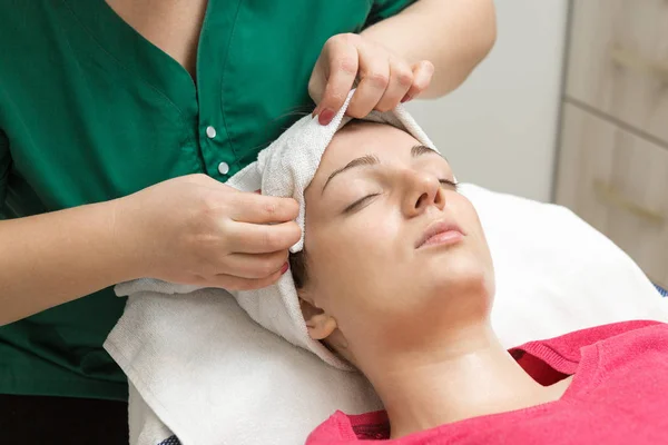 Giovane Donna Che Riceve Massaggio Facciale Salone Spa — Foto Stock
