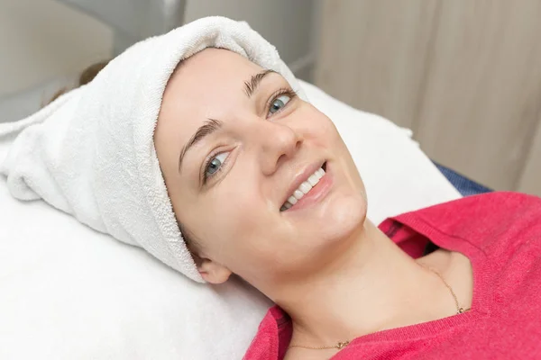 Beautiful Woman Towel Her Head Spa Salon — Stockfoto