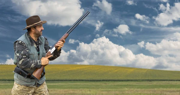 Male Hunter Shotgun Hunting Outdoors — Stockfoto