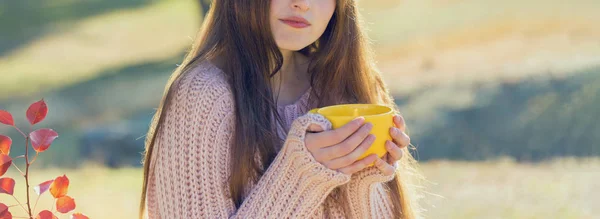 Partial Girl Drinking Tea Coffee Outdoors — Stockfoto