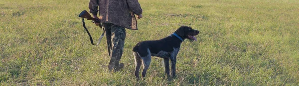 Hunter Med Pistol Och Hund Går Den Första Snön Stäppen — Stockfoto