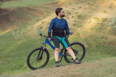 Ormanda bisiklete binen genç adam