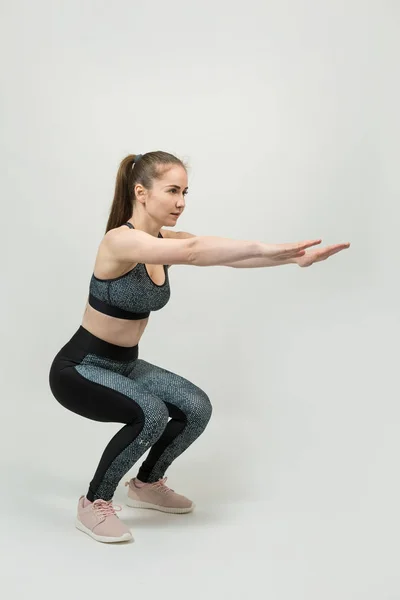 Genç Güzel Bir Kadın Beyaz Arka Planda Yoga Egzersizleri Yapıyor — Stok fotoğraf