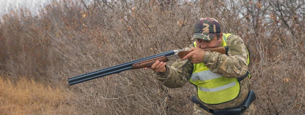 Chasseur Avec Pistolet Chien Aller Sur Première Neige Dans Steppe — Photo