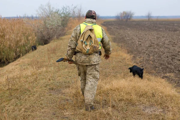 Hunter Med Pistol Och Hund Går Den Första Snön Stäppen — Stockfoto