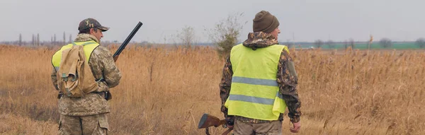 Jägare Med Pistol Och Hund Den Första Snön Stäppen Jakt — Stockfoto