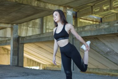 Güzel ince atletik kız egzersizleri açık havada bir dizi gerçekleştirir. Yoga yapmaktan özgürlük duygusu.