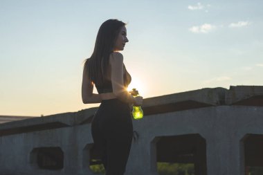 Güzel ince atletik kız egzersizleri açık havada bir dizi gerçekleştirir. Yoga yapmaktan özgürlük duygusu.