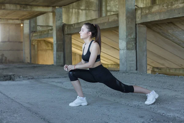 Beautiful Slim Athletic Girl Performs Set Exercises Outdoors Sense Freedom — Stock Photo, Image