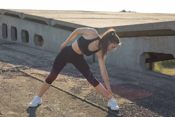 Mooie Slanke Atletische Meisje Voert Een Set Van Oefeningen Buitenshuis — Stockfoto