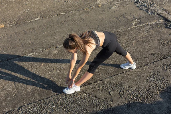 Bella Ragazza Atletica Sottile Esegue Una Serie Esercizi All Aperto — Foto Stock