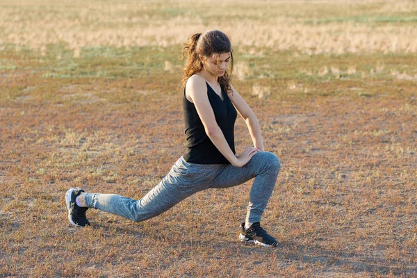 Vacker Smal Atletisk Flicka Utför Uppsättning Övningar Utomhus Känsla Frihet — Stockfoto