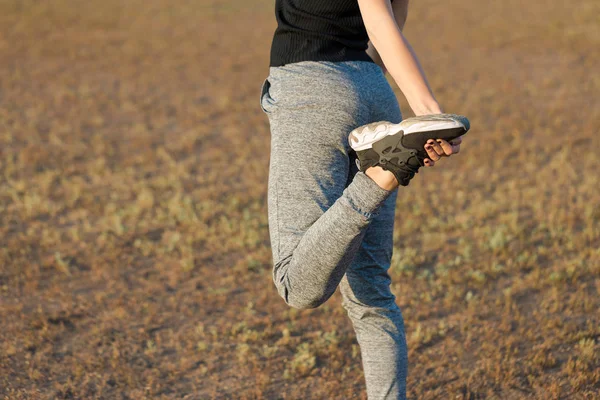 Vacker Smal Atletisk Flicka Utför Uppsättning Övningar Utomhus Känsla Frihet — Stockfoto