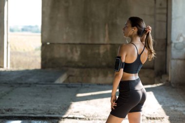 Güzel ince atletik kız egzersizleri açık havada bir dizi gerçekleştirir. Yoga yapmaktan özgürlük duygusu.