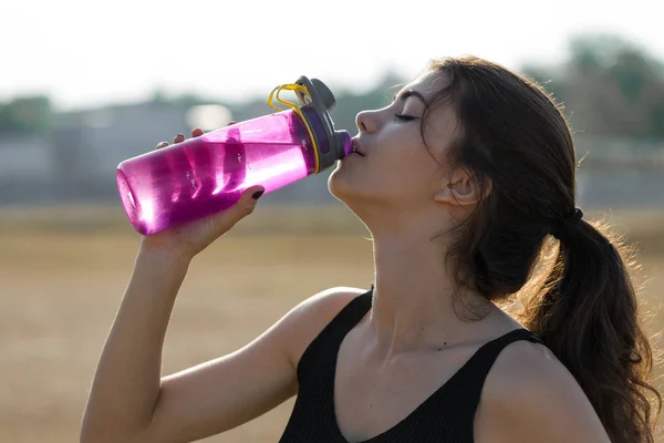 Bella Ragazza Atletica Sottile Esegue Una Serie Esercizi All Aperto — Foto Stock