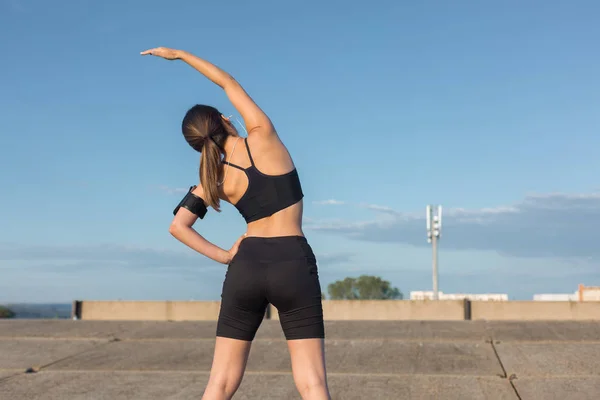 Beautiful Slim Athletic Girl Performs Set Exercises Outdoors Sense Freedom — Stock Photo, Image