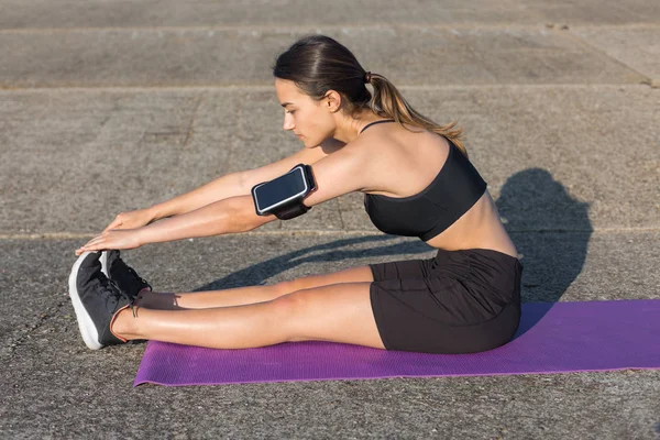 Beautiful Slim Athletic Girl Performs Set Exercises Outdoors Sense Freedom — Stock Photo, Image