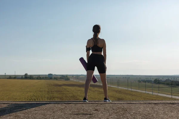 Beautiful Slim Athletic Girl Performs Set Exercises Outdoors Sense Freedom — Stock Photo, Image