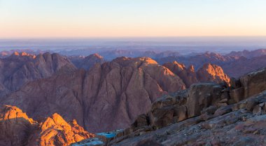 Sina Dağı'nda Amazing Sunrise, Mısır'da güzel şafak, Musa Dağı'nın üst erken sabah görünümü