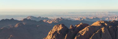 Sina Dağı'nda Amazing Sunrise, Mısır'da güzel şafak, Musa Dağı'nın üst erken sabah görünümü