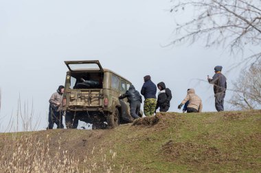 Sahada bir grup insan