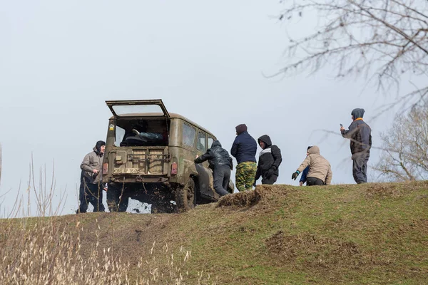 Sahada bir grup insan