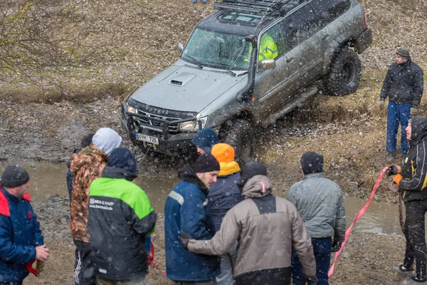 Der Mann Repariert Ein Auto — Stockfoto