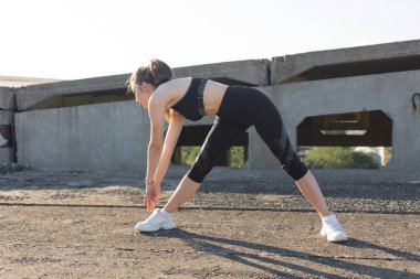 Güzel ince atletik kız egzersizleri açık havada bir dizi gerçekleştirir. Yoga yapmaktan özgürlük duygusu.
