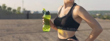 Güzel ince atletik kız egzersizleri açık havada bir dizi gerçekleştirir. Yoga yapmaktan özgürlük duygusu.