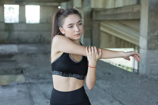 Bella Ragazza Atletica Sottile Esegue Una Serie Esercizi All Aperto — Foto Stock