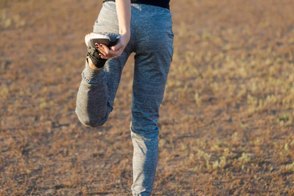 Beautiful Slim Athletic Girl Performs Set Exercises Outdoors Sense Freedom — Stock Photo, Image