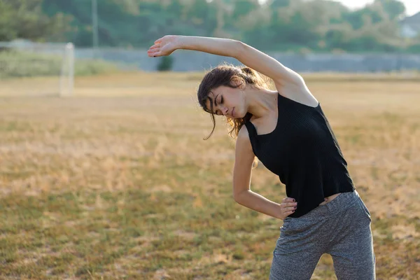 Mooie Slanke Atletische Meisje Voert Een Set Van Oefeningen Buitenshuis — Stockfoto