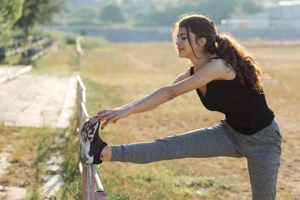 Güzel Ince Atletik Kız Egzersizleri Açık Havada Bir Dizi Gerçekleştirir — Stok fotoğraf
