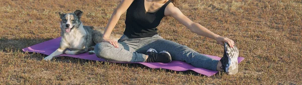 Beautiful Slim Athletic Girl Performs Set Exercises Outdoors Sense Freedom — Stock Photo, Image