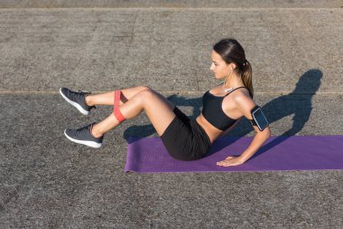 Güzel ince atletik kız egzersizleri açık havada bir dizi gerçekleştirir. Yoga yapmaktan özgürlük duygusu.
