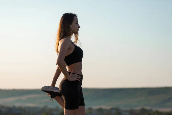 Beautiful Slim Athletic Girl Performs Set Exercises Outdoors Sense Freedom — Stock Photo, Image