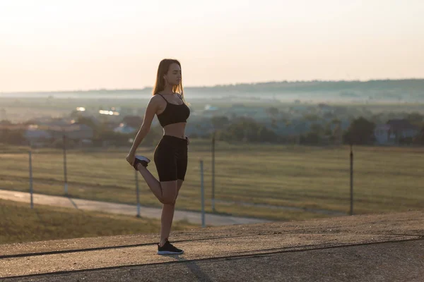 Beautiful Slim Athletic Girl Performs Set Exercises Outdoors Sense Freedom — Stock Photo, Image