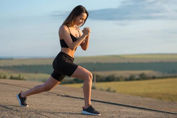 Beautiful Slim Athletic Girl Performs Set Exercises Outdoors Sense Freedom — Stock Photo, Image